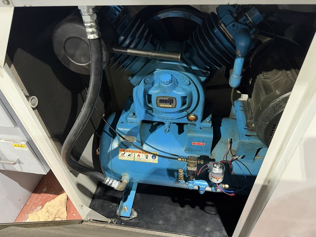 ドライヤ付中圧パッケージコンプレッサ 5,5KW（7,5馬力） 明治機械
