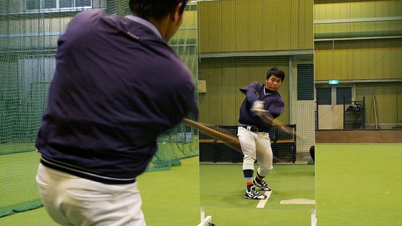 野球のフォームチェック用の鏡に「キャスター付き大型ミラーⅡ」を使用した事例(F大学 野球部様)