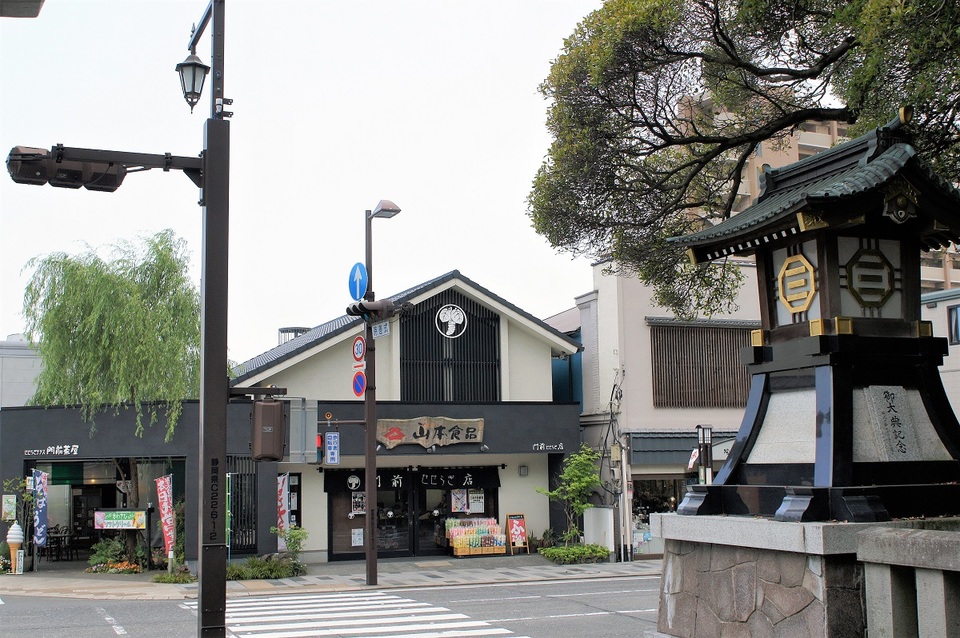 The Yamamoto food door front murmuring shop