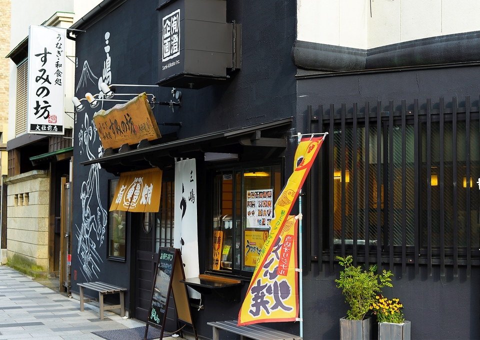 Shop in front of Bo big shrine of corner