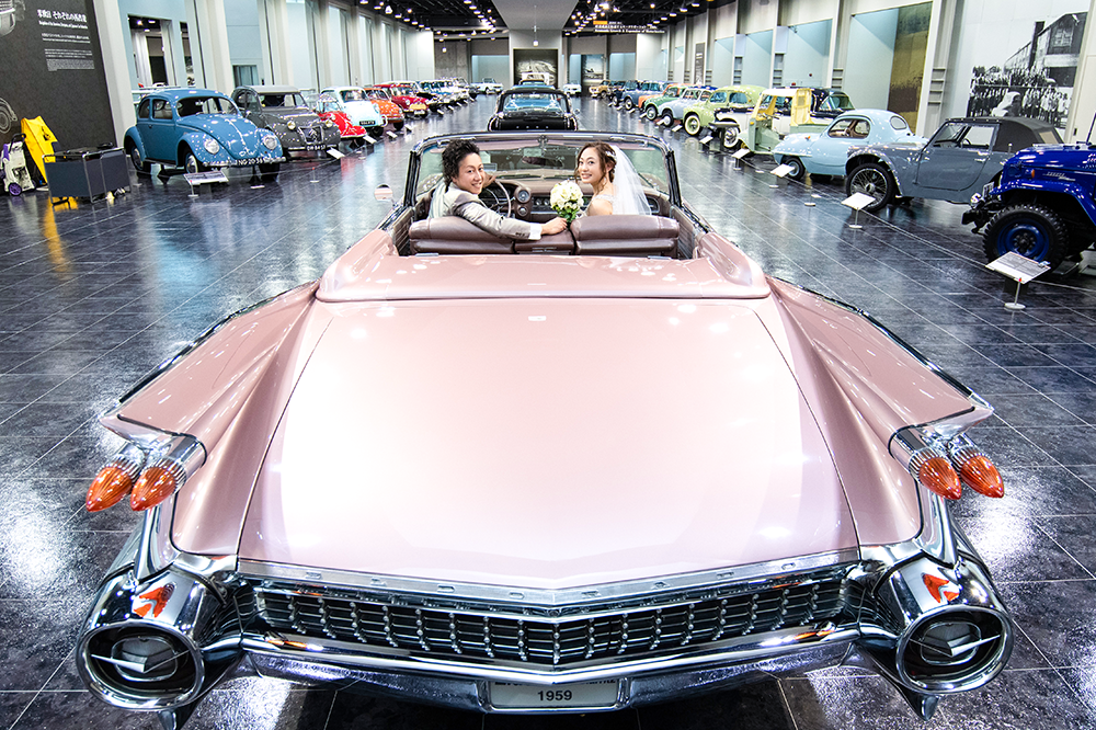 数ある名車の前での特別な前撮り