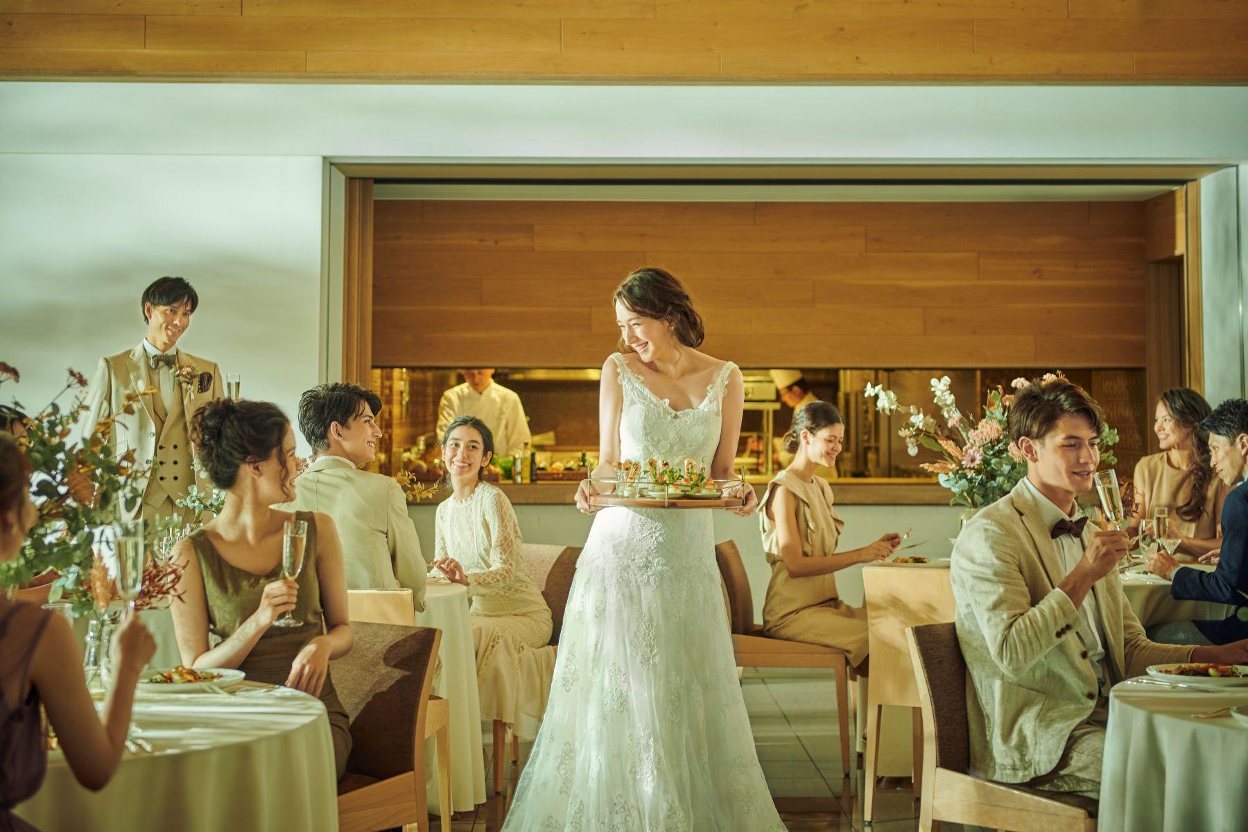 全会場に備わったオープンキッチンから、素材にもこだわった最高フレンチをおふたりとゲストのために