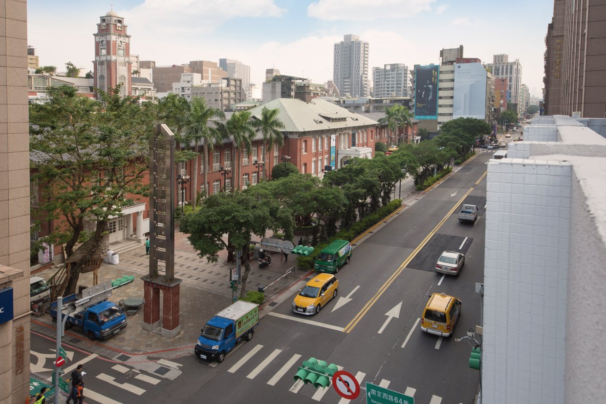 旅店對面就是百年古蹟「台北當代藝術館」。