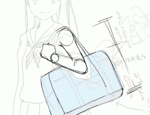 カバンを肩に引き寄せる