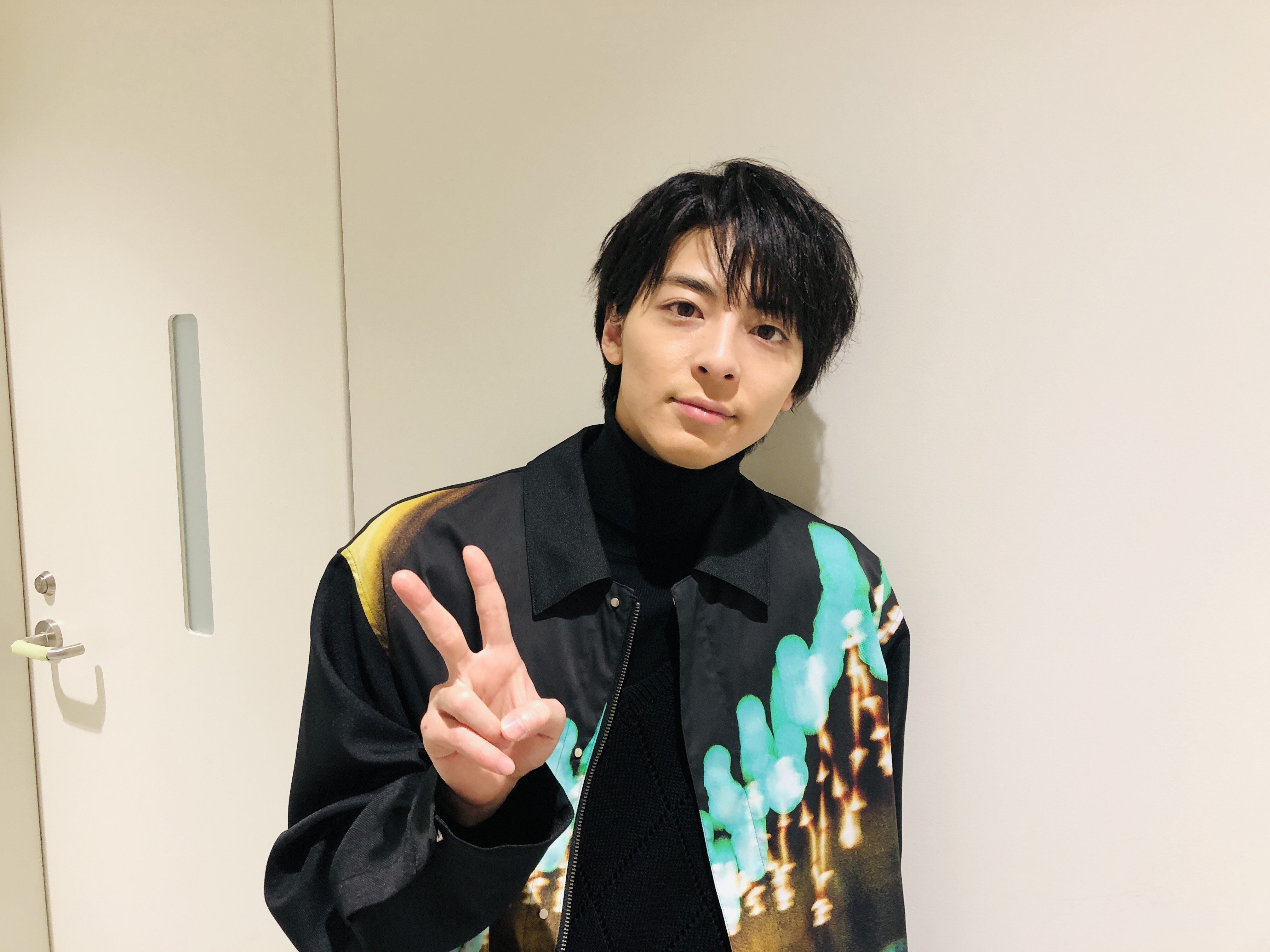舞台 てにあまる Tシャツ XL ホワイト 藤原竜也 高杉真宙 佐久間由衣 舞台「てにあまる」インタビュー連載企画・第1弾！高杉真宙