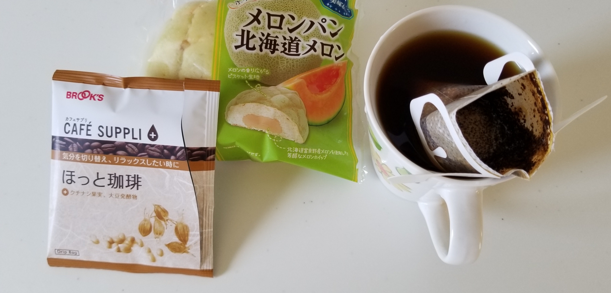 菓子パンと一緒に。