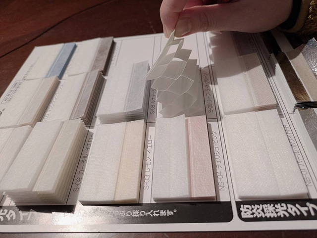 実際に「ハニカム・サーモスクリーン」のサンプルを触ってみました