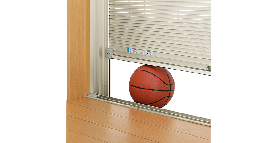 障害物にあたると停止する「障害物感知機能」は、ペットと暮らす飼い主さんにも安心の機能です。