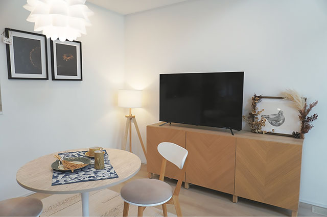 ヘリンボーンのテレビボードに、北欧デザインの灯り