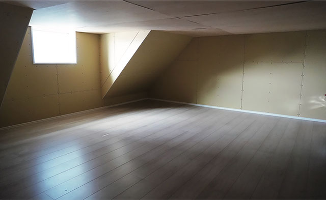 屋根の勾配をそのまま活かした、屋根裏のフリースペース