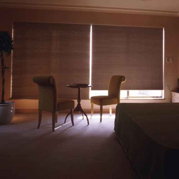 西日が強く当たる部屋には遮熱性の高い「遮光タイプ」