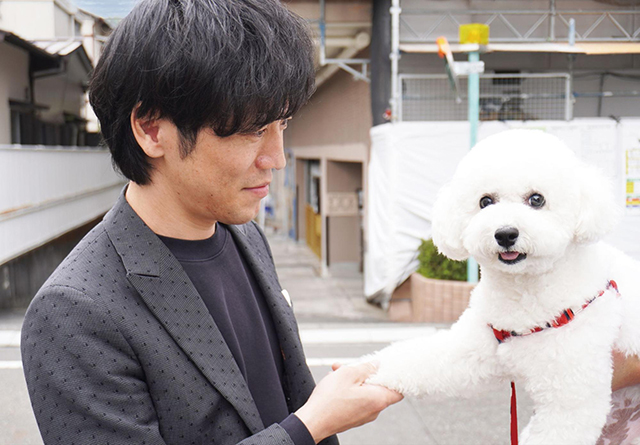 「小さな頃から大のペット好きで」と言う若林さんにたくさんかわいがられて、よろこぶパム。