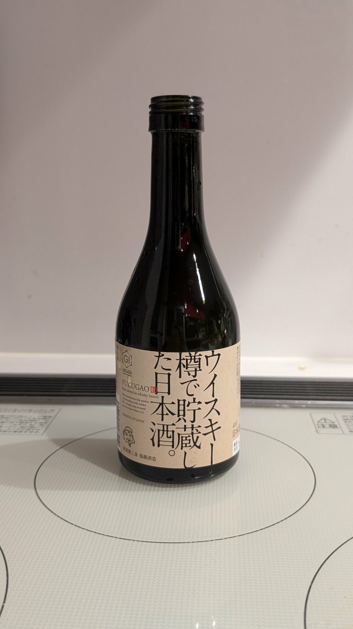 ウイスキー樽で貯蔵した日本酒。（ういすきーたるでちょぞうした