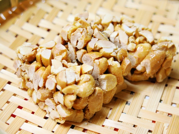 布田食品:【台北伴手禮】一甲子的古早味布田花生糖、芝麻糖。艋岬萬華