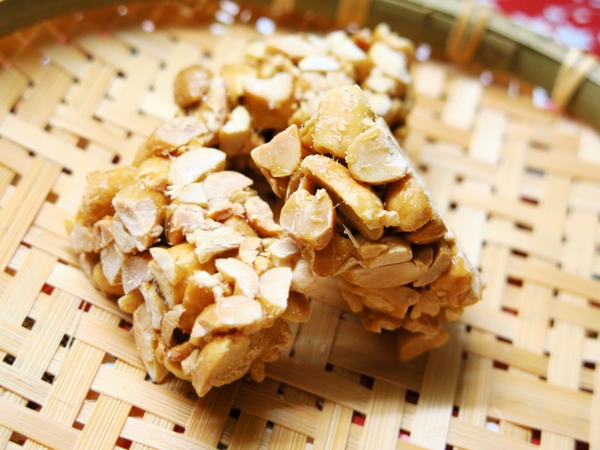 布田食品:【台北伴手禮】一甲子的古早味布田花生糖、芝麻糖。艋岬萬華
