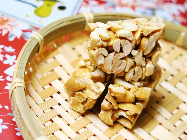 布田食品:【台北伴手禮】一甲子的古早味布田花生糖、芝麻糖。艋岬萬華