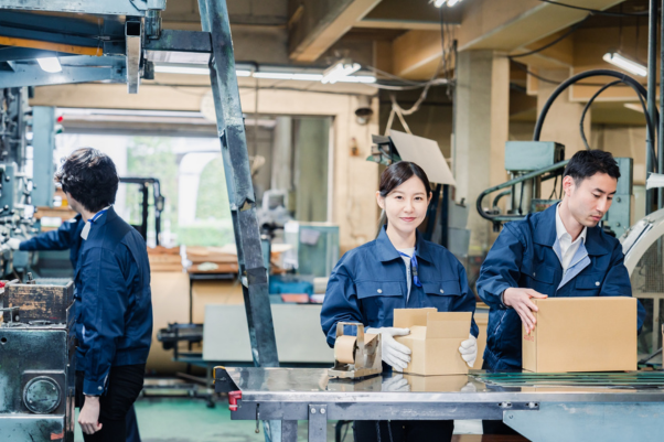 倉庫で梱包作業をする現場スタッフたち