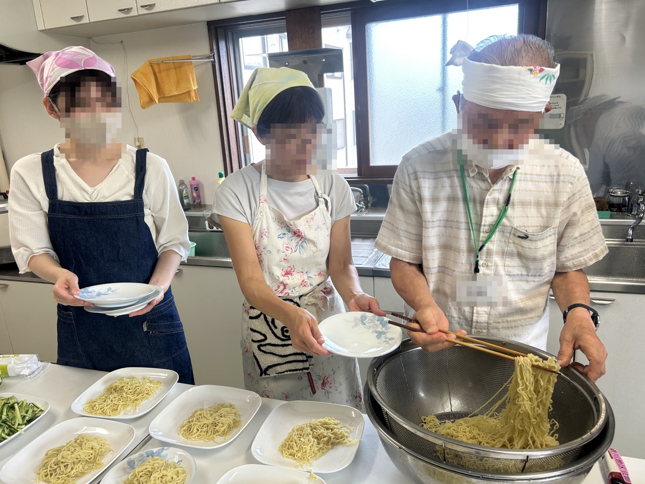 キッチンで料理をしている人達

AI 生成コンテンツは誤りを含む可能性があります。