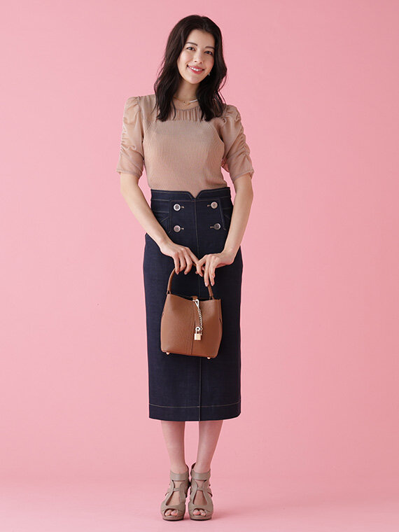 モカのニットにデニムタイトスカート
