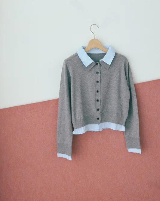 Must-Have-pieceのシャツフェイクレイヤードポロカーディガンにバルーンミニスカートをコーディネートしたモデルのSUMIさん