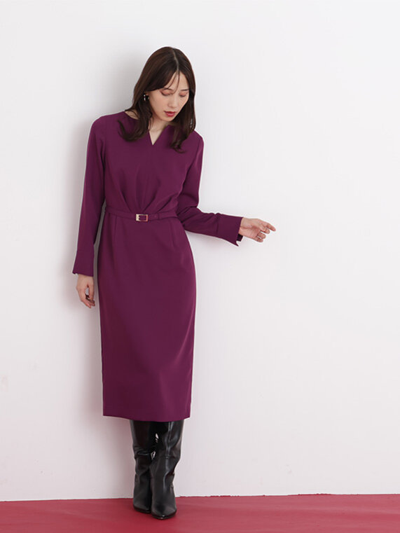 パープルのタイトワンピースにブラックのブーツのコーディネート