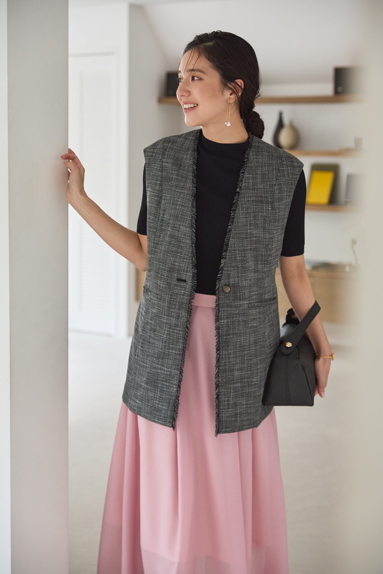 モデル画像　シアーフレアスカート　上半身