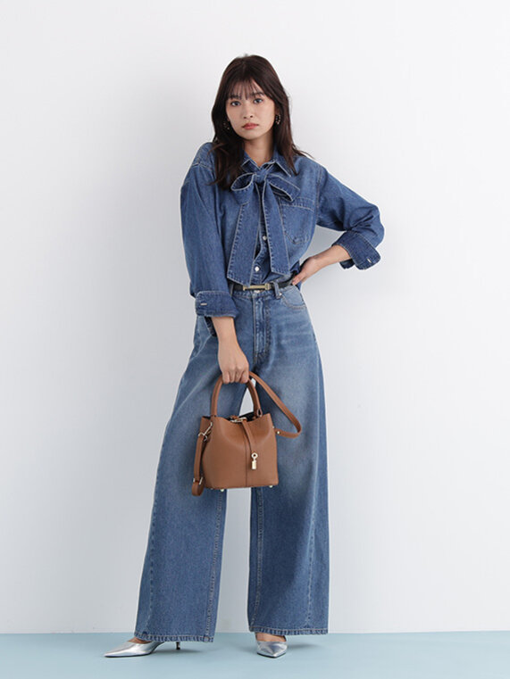 インディゴデニムのシャツにワイドパンツを合わせたデニムセットアップコーデ。取り外し可能デニム素材リボン付き。