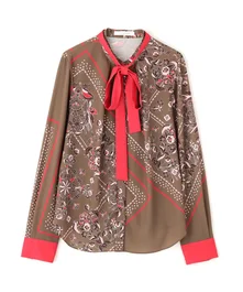 ブラウンベースにピンクがさし色のフラワー柄プリントブラウス