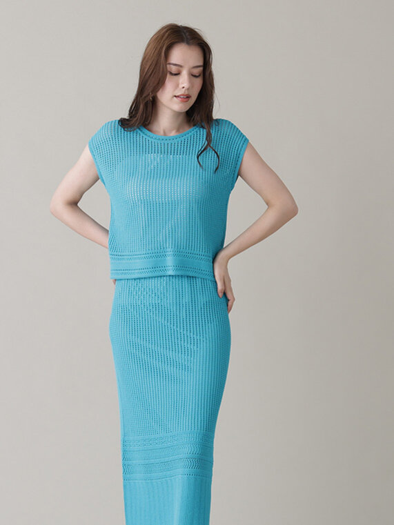 ターコイズブルーのニットセットアップ