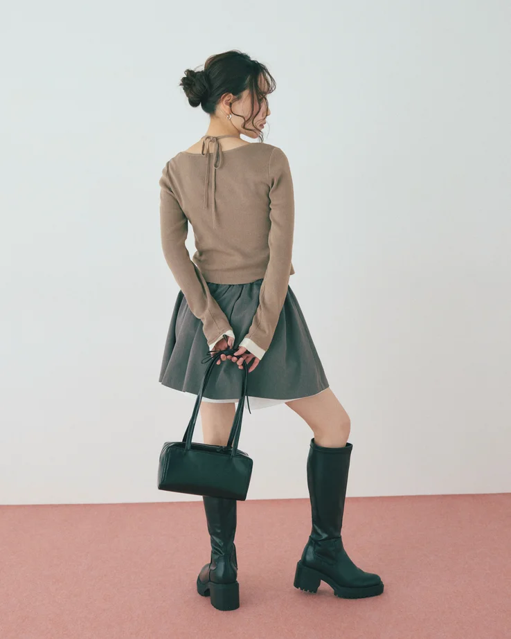 Must-Have-pieceのキャミレイヤードクルーネックニットにフレアミニスカートをコーディネートしたモデルのSUMIさん