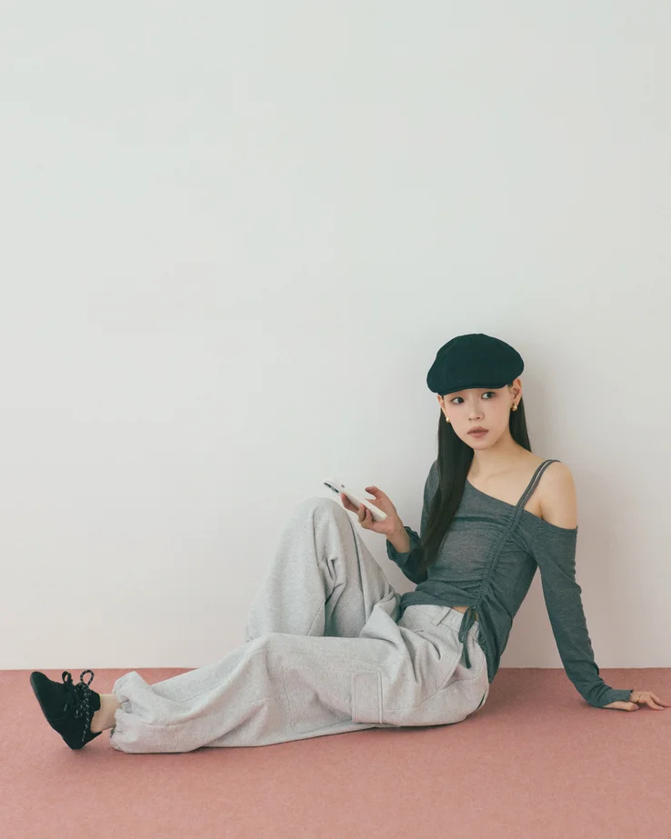 Must-Have-pieceのワンショルシャーリングテレコカットソーにスウェットパンツをコーディネートしたモデルのSUMIさん