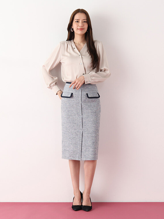 ベージュブラウスに、ネイビータイトスカート