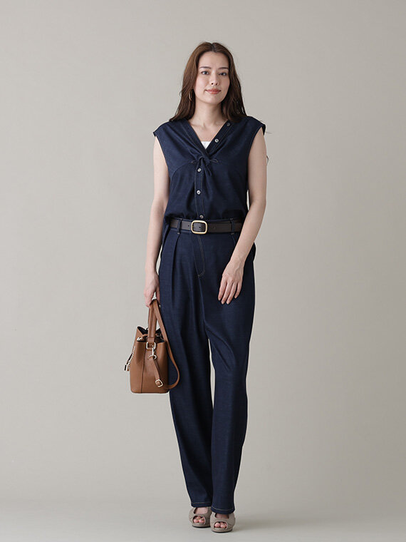 デニムのパンツセットアップにブラウンの小物