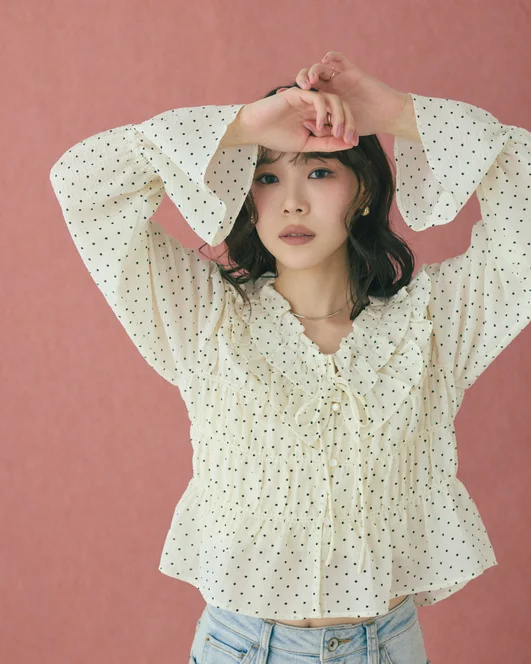 Must-Have-pieceの2wayフリルブラウスにデニムをコーディネートしたモデルのSUMIさん