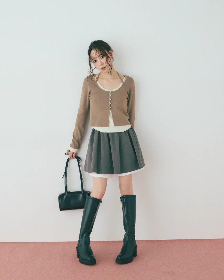 Must-Have-pieceのキャミレイヤードクルーネックニットにフレアミニスカートをコーディネートしたモデルのSUMIさん