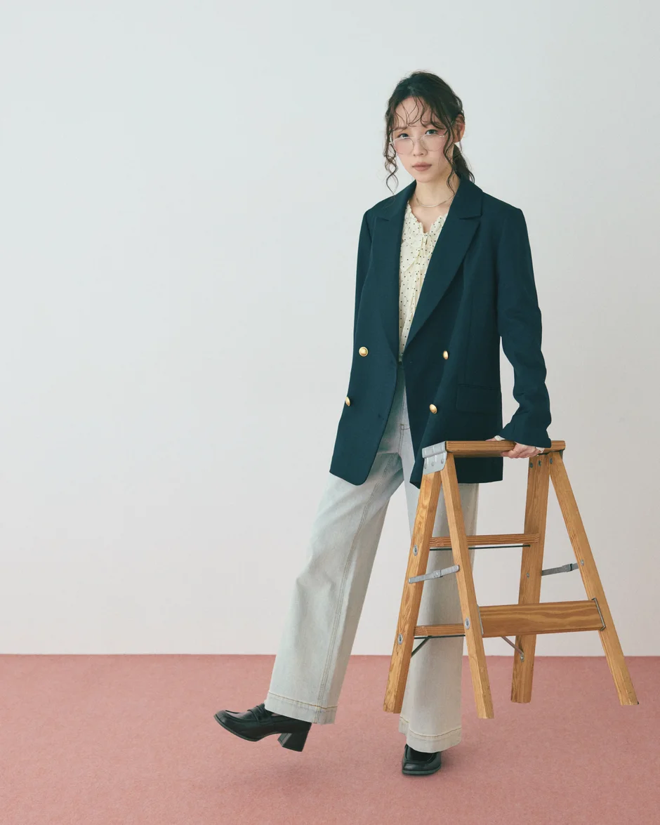 Must-Have-pieceのダブルブレストジャケットにデニムをコーディネートしたモデルのSUMIさん
