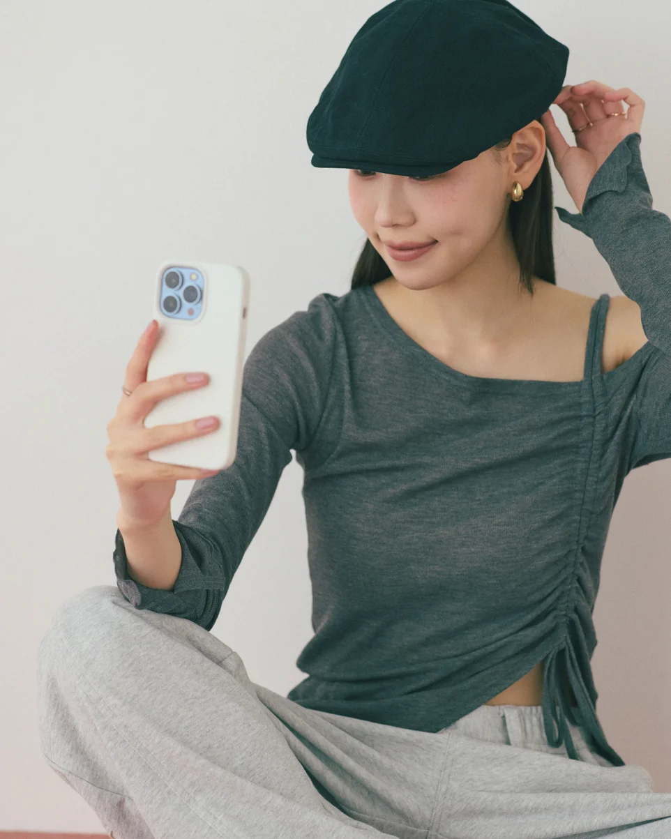 Must-Have-pieceのワンショルシャーリングテレコカットソーにスウェットパンツをコーディネートしたモデルのSUMIさん