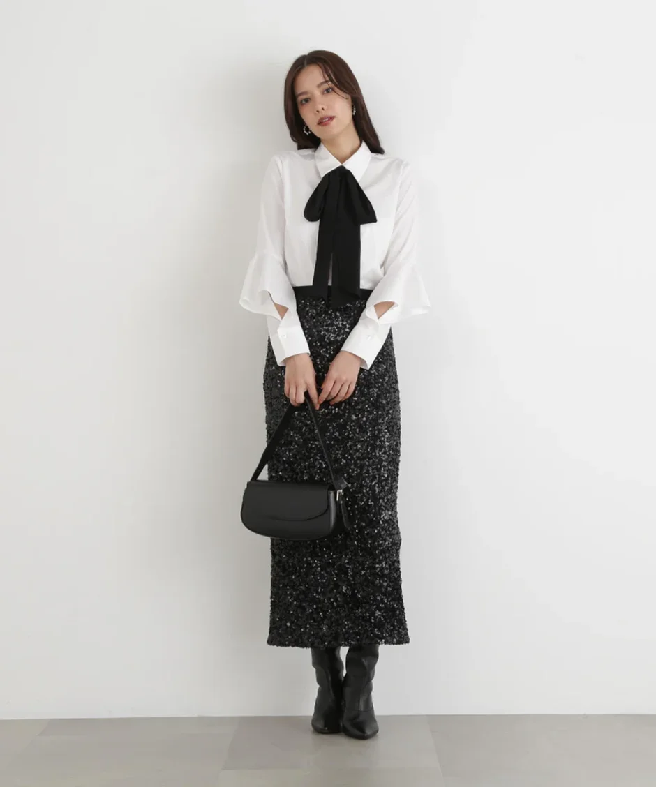 ホワイトのブラウスにブラックのスパンコールスカート