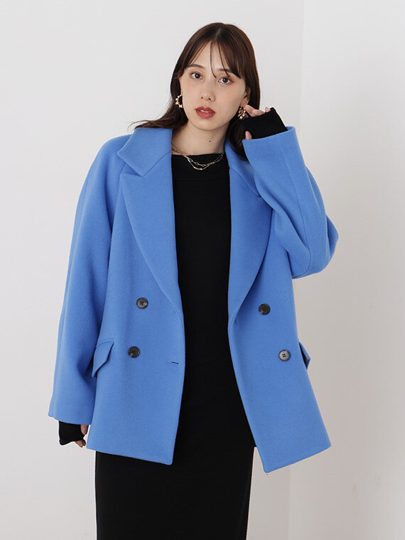 ピンクのバラクラバ付きニットにブラックのミニスカートを合わせたコーディネート