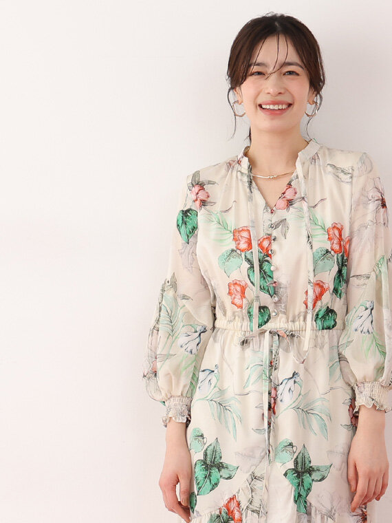 エクリュベースカラーのワンピース