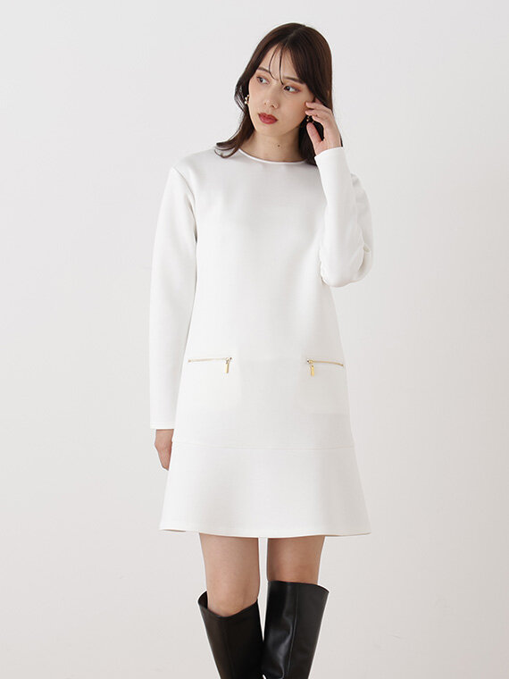 ホワイトのミニ丈ワンピースにブラックのひざ丈ブーツを合わせたコーディネート