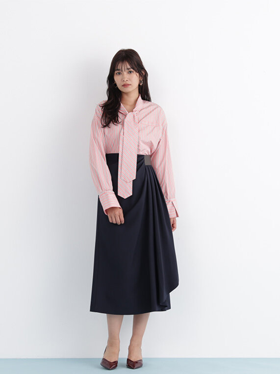 ブラックのタイトニットにホワイトのロングスカート、小物でグレーのファーストール、グローブにブラックのバックを合わせたコーディネート