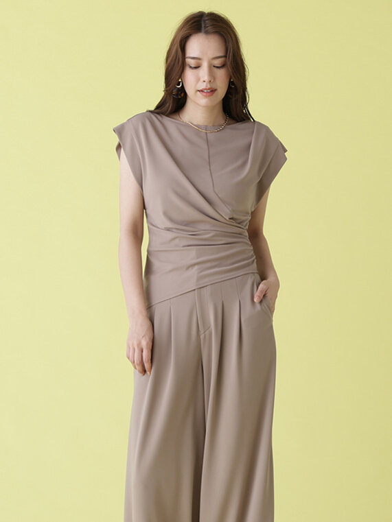 ベージュのロングパンツセットアップ