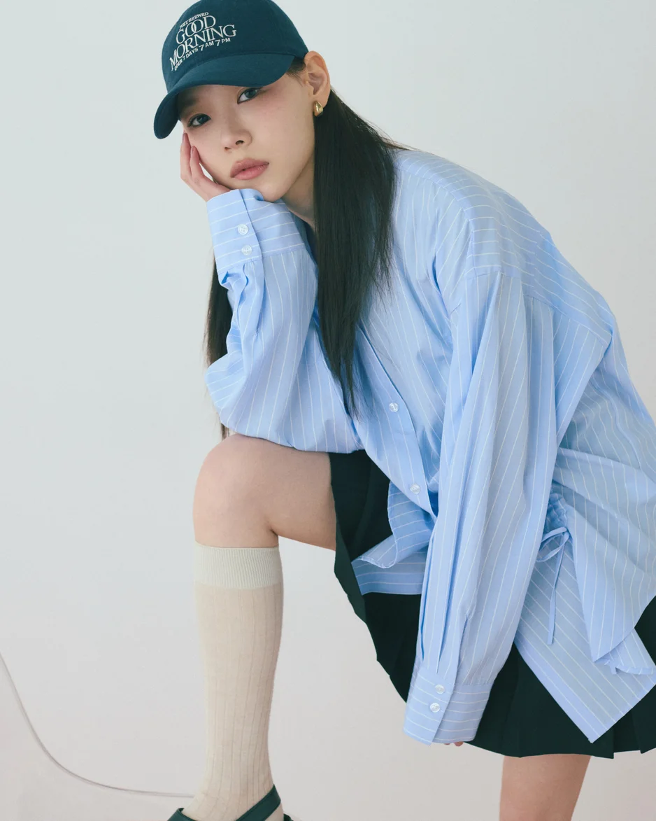 Must-Have-pieceのフロントドロストオーバーサイズシャツをコーディネートしたモデルのSUMIさん