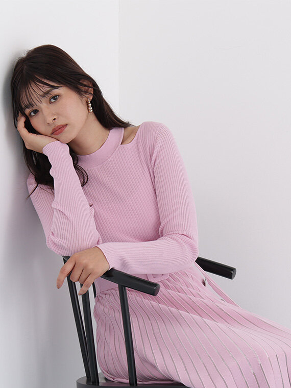 ピンクのロングニットワンピース。ウエストマークあり。スカートにサイド釦あり。