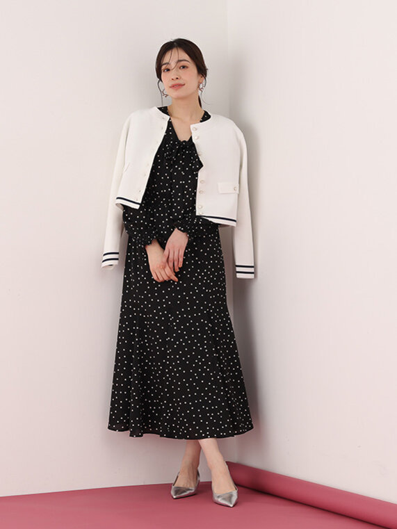 ブラックベースのドットワンピースに白のニットジャケット