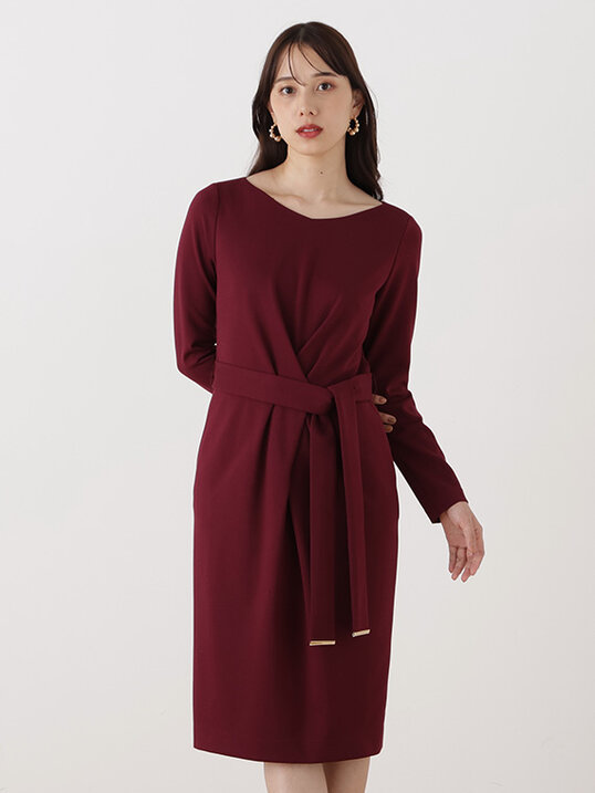 赤の共布ベルト付きワンピース