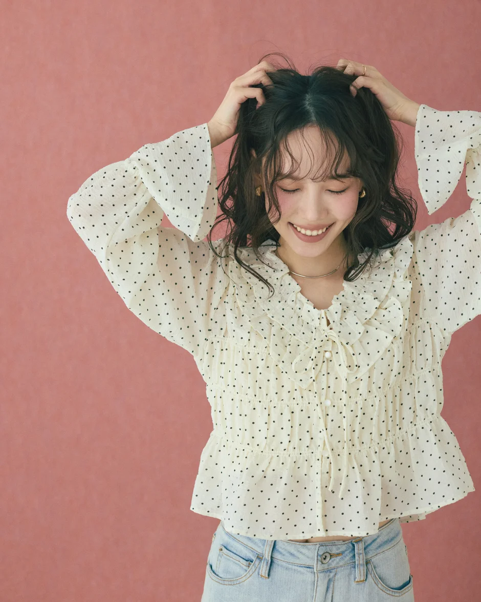 Must-Have-pieceの2wayフリルブラウスにデニムをコーディネートしたモデルのSUMIさん