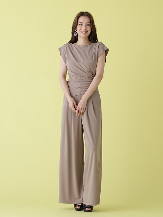 ベージュのロングパンツセットアップ