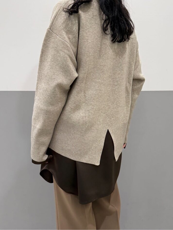 ベージュプルオーバー